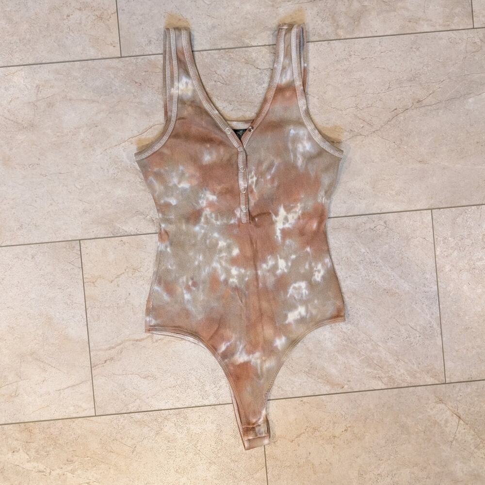 Wild Fable Tan Tie Dye Snap Tank Top Bodysuit Size Medium M Juniors 100% Cotton